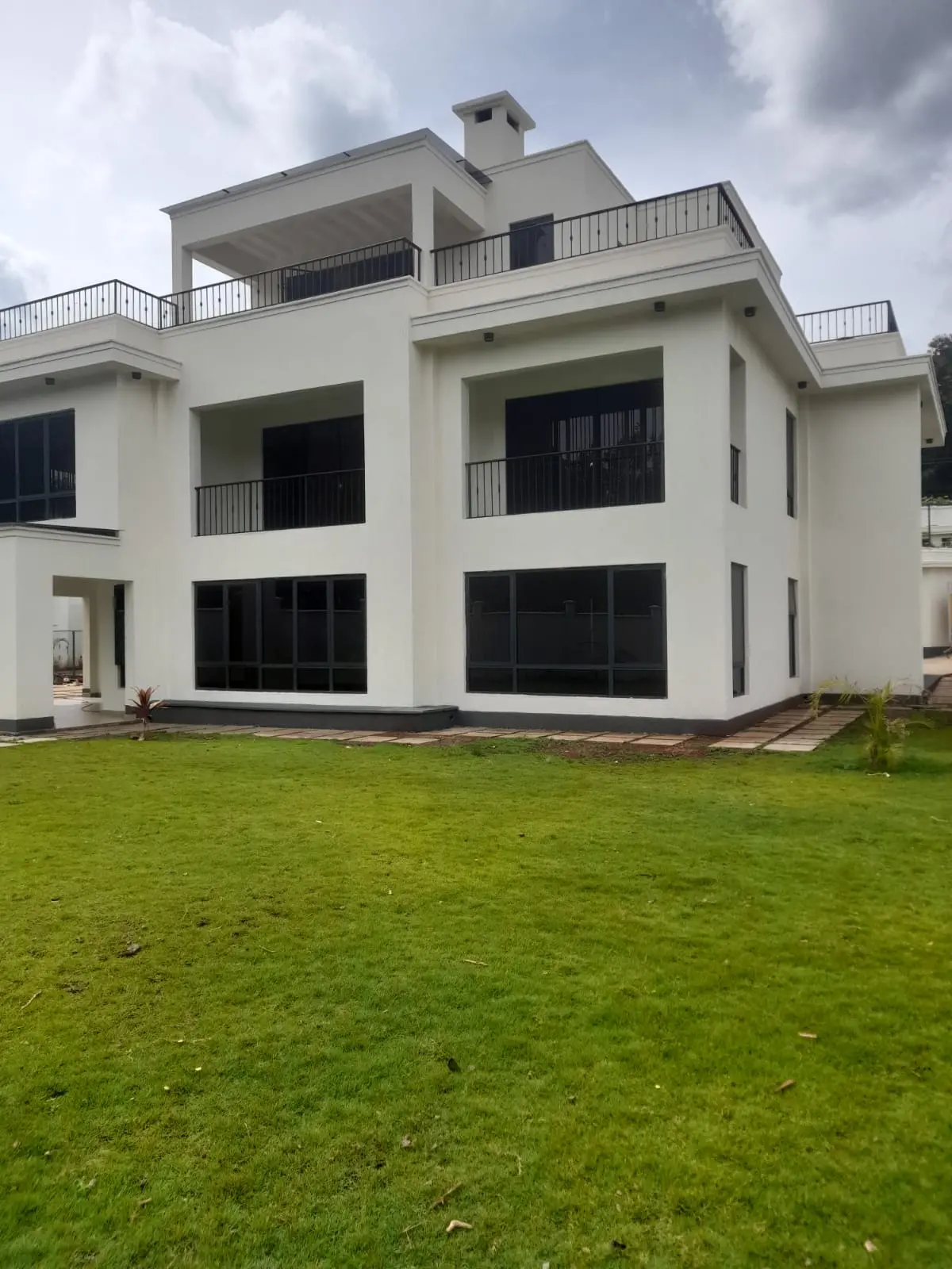 Modern 5 & 6 bedroom Townhouses with DSQ for rent in Loresho.